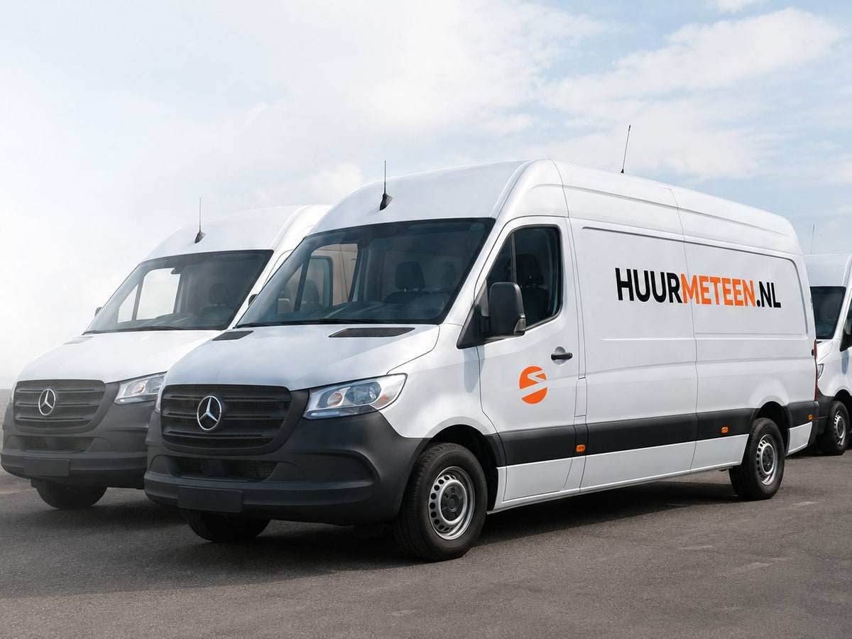 Witte Mercedes-Sprinter huurwagens van huurmeteen.nl op een rij