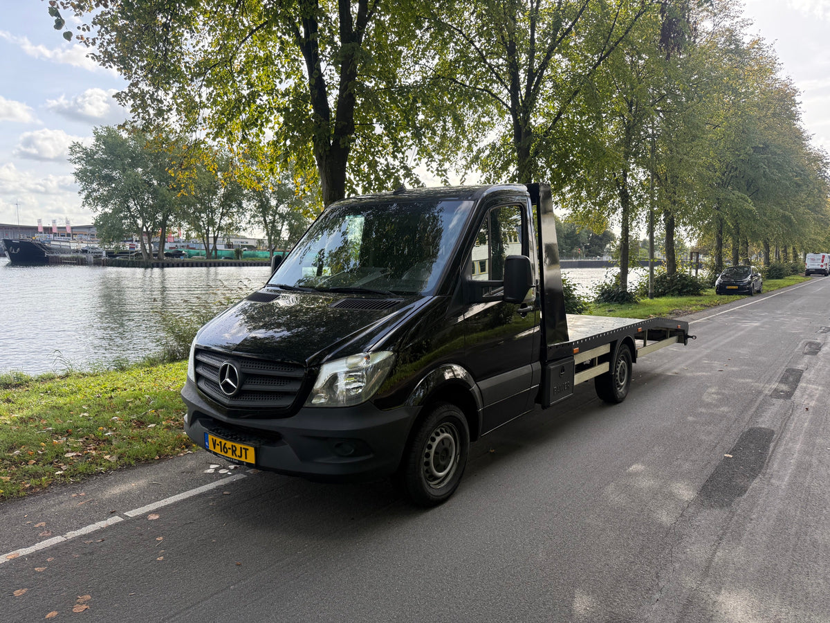 Zwarte Mercedes Sprinter 316CDI oprijwagen te huur bij huurmeteen.nl — huurmeteen.nl
