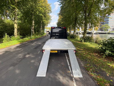 Achteraanzicht oprijwagen met oprijplaten — foto 5