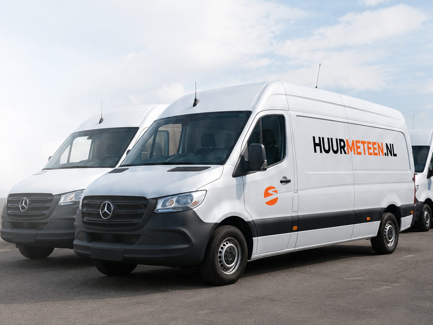 Witte Mercedes-Sprinter huurwagens van huurmeteen.nl op een rij